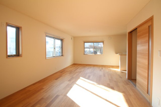 【居間・リビング】 | YMN蓬莱町貸住宅C(ガレージハウス) | こちらのリビングで趣味の時間をお楽しみください