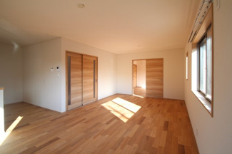 【寝室】 | YMN蓬莱町貸住宅C(ガレージハウス) | 落ち着いて過ごせるお部屋なので、寝室にいかがでしょうか