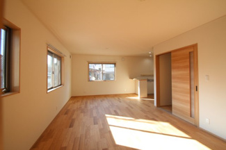 【居間・リビング】 | YMN蓬莱町貸住宅C(ガレージハウス) | リビングは何と18.5帖！