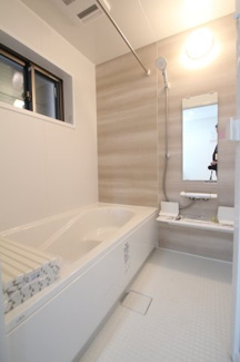 【浴室】 | YMN蓬莱町貸住宅C(ガレージハウス) | 浴室乾燥機＆追い焚き付き　広々浴槽