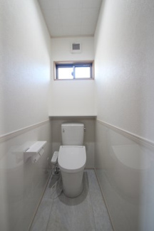 【トイレ】 | YMN蓬莱町貸住宅C(ガレージハウス) | 今や必須アイテムの温水洗浄便座