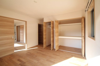 【収納】 | YMN蓬莱町貸住宅C(ガレージハウス) | 寝室にある収納です