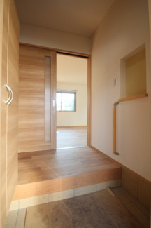 【玄関】 | YMN蓬莱町貸住宅C(ガレージハウス) | 8.5帖の洋室です