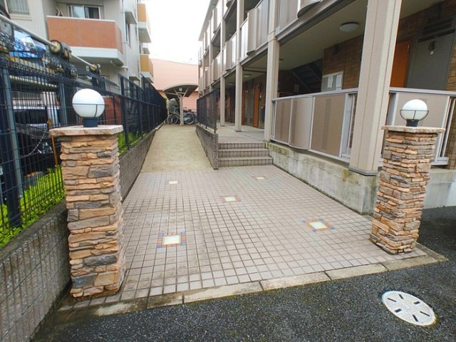 クレインコート弐番館のエントランス