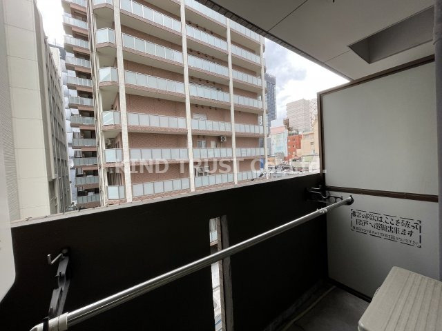 オリエンタル西天満のバルコニー|外からの目が気にならないバルコニーで洗濯物が干せます