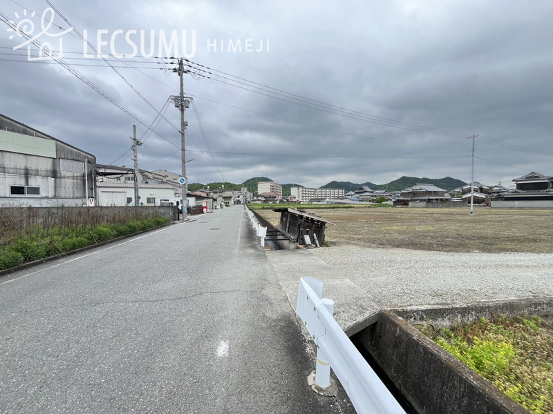 姫路市花田町小川／売土地の前面道路含む現地写真