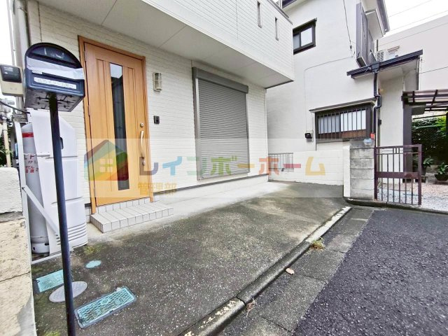 西鶴ケ岡2丁目貸家の駐車場|2025.10.20撮影