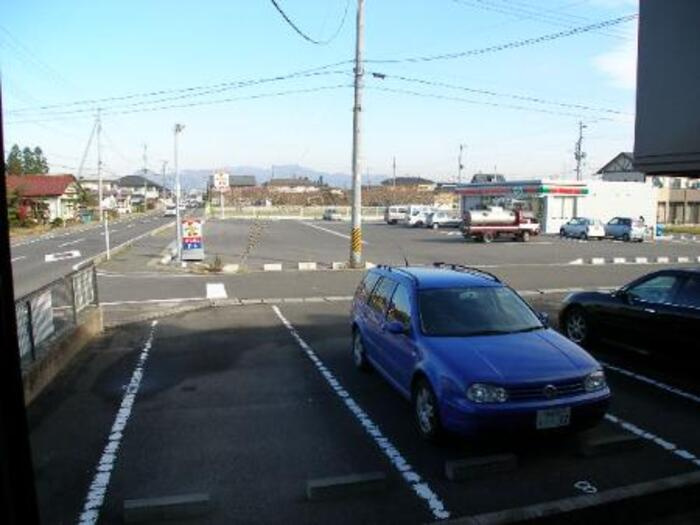 ファミールハイツ|北側にコンビニのサンクスがあります（別住戸からの写真です）