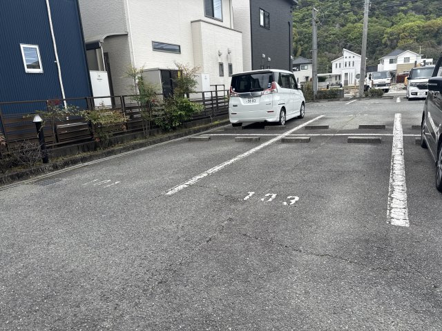 サンファミール西庄の駐車場