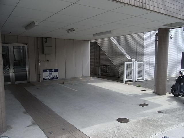 ルミエールＵＯＺＡＫＩの駐車場