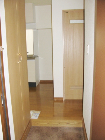 SRビルの玄関|※写真は同タイプの別室になります