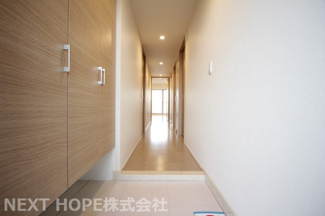 【玄関】 | ジオ武庫川 | 玄関には大きなシューズBOXが設けられております♪ご家族のたくさんの靴もスッキリ収納できますね(^^)