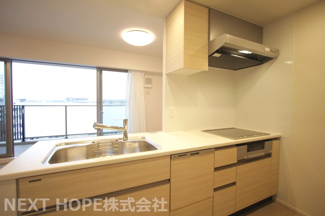 【キッチン】 | ジオ武庫川 | 対面式システムキッチンです♪圧迫感の無いキッチンです！お料理を作りながらリビングを見渡せます(^^)食器洗い乾燥機付きで即ごの後片付けはお任せですね♪IHクッキングヒーターでお掃除も楽です！