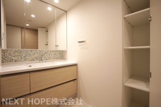 【独立洗面台】 | ジオ武庫川 | 大きな洗面化粧台です♪朝の身支度もゆっくりできますね(^^)鏡は三面鏡になっております！