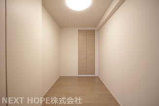 【洋室】 | ジオ武庫川 | 洋室4.8帖です♪各居室には収納スペースが設けられております！室内を有効に使用していただけます(^^)