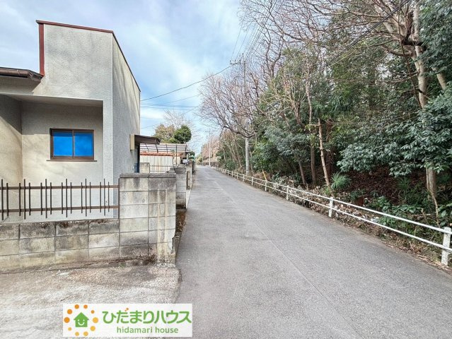 桶川市舎人新田　中古一戸建ての前面道路含む現地写真