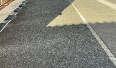 【中庭】 | ファーストクラス本厚木 | 中庭（パティオ）とは、一つの建築物の内部に設けられた、壁などで囲われている庭のことを指します。コの字型、ロの字型が主流ですが、L字型の中庭もあります。最近では、インテリア性の高さからも人気があります。