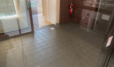 【ロビー】 | ファーストクラス本厚木 | ラウンジは、マンションの共用スペースに椅子やテーブルなどを配置した利用者が寛げる空間です。屋内型ラウンジと屋外型ラウンジがあります。共用部分の管理状況と合わせて、詳細については現地でご確認ください。
