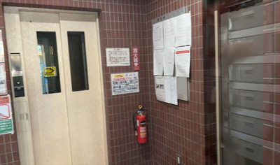 【受付】 | ファーストクラス本厚木 | 受付はマンションコンシェルジュがいる場合もあれば、管理人が滞在する小部屋を総称して呼ぶことがあります。主にエントランスに設置されていることから、防犯面でも期待ができます。防犯設備がない場合はより安心！