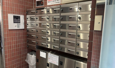 【設備】 | ファーストクラス本厚木 | エントランス付近に設置されている集合ポストは、住んでいる部屋と離れているため、ポストをあさるなど誰かに何かされていても被害に気づきにくいです。入居する時には他人に特定されにくい番号で鍵をかけましょう！