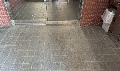 【ロビー】 | ファーストクラス本厚木 | ロビーというと、エントランスと何がちがうの？と思いますよね。実はロビーとエントランスには明確な決まりはありません。物件によっては、エントランスを入って広がるある程度の広さのある空間がロビーとなります。