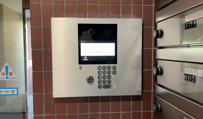 【防犯設備】 | ファーストクラス本厚木 | 室内の防犯設備もチェックしましょう！モニター付きインターホンが設置されているか、防犯シャッターが設備されているか、ベランダに人が上がってきにくい高さかなどチェックしておくと入居後も安心できるでしょう。