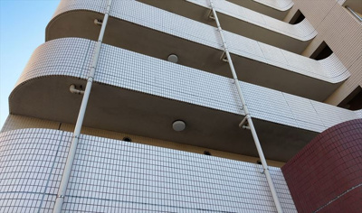 【その他共用部分】 | ファーストクラス本厚木 | 共用部分は、一棟の建物に住む区分所有者全員が共同で所有するとし、共用部分の管理、補修などは、区分所有者で形成される管理組合が行います。個人の判断で勝手に変更することはできませんので覚えておきましょう。