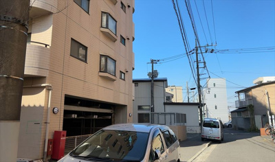 【外観】 | ファーストクラス本厚木 | 隣家の土地はどうなっているのか、生活利便施設が近くにあるのか、学校まで近いかなど、お客様のライフスタイルにあわせたイメージが重要です。また、近くにあると困る施設が近くにないかも確認するといいでしょう。