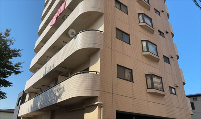 【現況写真】 | ファーストクラス本厚木 | 眺望の良さを楽しめるダイニングキッチンで家族団らんの時間を過ごしてはいかがでしょうか。バルコニーから見える景色を家族で眺める時間は、時間が経つのを忘れてしまいそうですね。是非、現地を見に行きましょう！