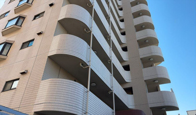 【現況写真】 | ファーストクラス本厚木 | 景色重視でお家選ぶをするとスーパーが遠い！学校が遠い！など生活をするうえで利便性で困ることもあります。まず一度現地を見学する際に、周辺の施設などがあるかを確認し、暮らし始めた後のことを想像しましょう。