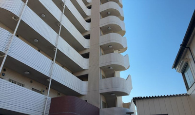 【現況写真】 | ファーストクラス本厚木 | 道幅が広い場所は日当たりや風通が良好です。幅が広いのですれ違いも可能ですし大きな車でも駐車可能！一方で、大型車が通ることも多くなるため交通量の増加により騒音に繋がります。また土地の値段が高くなります。