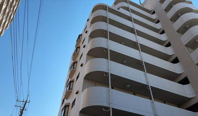 【構造・工法・仕様】 | ファーストクラス本厚木 | ＲＣ造、Reinforced Concreteは直訳すると補強されたコンクリートです。主に柱や梁・床・壁が鉄筋とコンクリートで構成おり、鉄筋を組んだ型枠にコンクリートを流し込んで固めたものを指します。