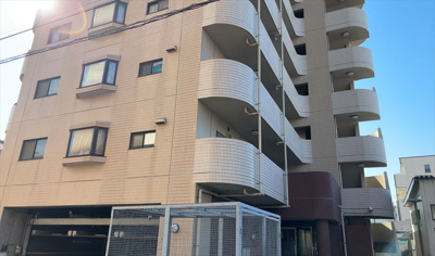 【構造・工法・仕様】 | ファーストクラス本厚木 | ＳＲＣ造は強度や耐震性の面でもRC造と比べて優れています。そのため、10階建以上の高層または超高層マンションなどの建築にも多く採用されています。柱や梁などのサイズが小さくても高い耐震性を確保できます。