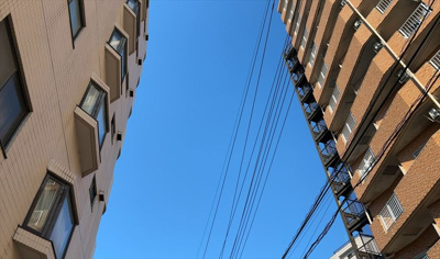 【展望】 | ファーストクラス本厚木 | 眺望を気にして物件を探す場合、前面に建物が建っていないか現地で確認しましょう！前面に建物があると景色はもちろん、日当たりや風通しにも影響が出てきます。住んだ時のことを想像しながら現地見学をしましょう。