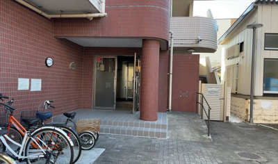 【玄関】 | ファーストクラス本厚木 | 玄関は家の顔でもあり、家族以外の目にも止まる場所です。玄関は外との間を仕切る扉、靴などをしまっておく収納スペース、靴脱ぎのたたきスペース、来客とのやり取りをするドアホンなど複数のアイテムからなります。