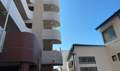 【内装】 | ファーストクラス本厚木 | 共有部分は、住民なら誰もが使える設備のこと。例えば駐車場やエレベーター、インターネット設備、セキュリティ設備などがあります。他にも、マンションの廊下・外部階段やエントランス・ゴミ置き場などがあります。