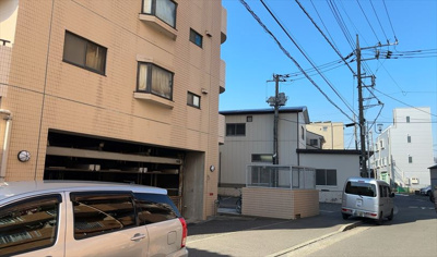 【外観】 | ファーストクラス本厚木 | 外観はマンション管理がされているかの目安になります。築年数が古いと、壁面は劣化してひび割れが生じることも！建物が古びていても細かいところが修繕されていると、きちんと管理されているなぁと感じるでしょう。