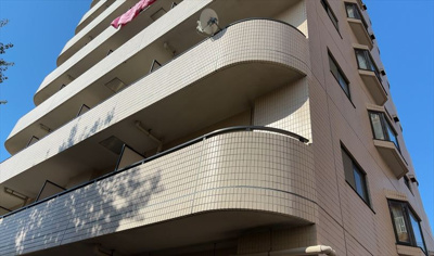 【バルコニー】 | ファーストクラス本厚木 | 一般的なバルコニーは、奥行1.5ｍ程ですが、ワイルドバルコニーは2ｍまで広がっています。そのため洗濯物の間隔をあけ干すことができ、乾きやすいというメリットや、ガーデニングが楽しめる等の特徴があります。