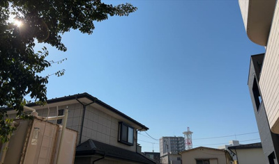 【展望】 | ファーストクラス本厚木 | 景色重視でお家選ぶをするとスーパーが遠い！学校が遠い！など生活をするうえで利便性で困ることもあります。まず一度現地を見学する際に、周辺の施設などがあるかを確認し、暮らし始めた後のことを想像しましょう。