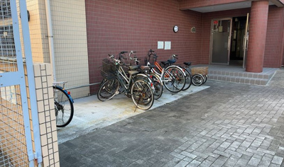 【駐輪場】 | ファーストクラス本厚木 | マンションの駐輪場は、事前に空きがあるか確認を取ると安心です。せっかく入居したのに駐輪スペースがない！なんてことになったら大変ですよね。そこで、内見時や購入前にはまず事前に確認しておくと良いでしょう。