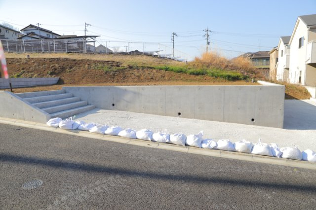 【外観】 | 土地の形が極端に長細かったり、狭小地、あるいは道路との高低差がある傾斜地だった場合、後々売ろうとしても買い手がつかない場合もあります。後々、売却することになった時に価値の下がらない土地を選びましょう。