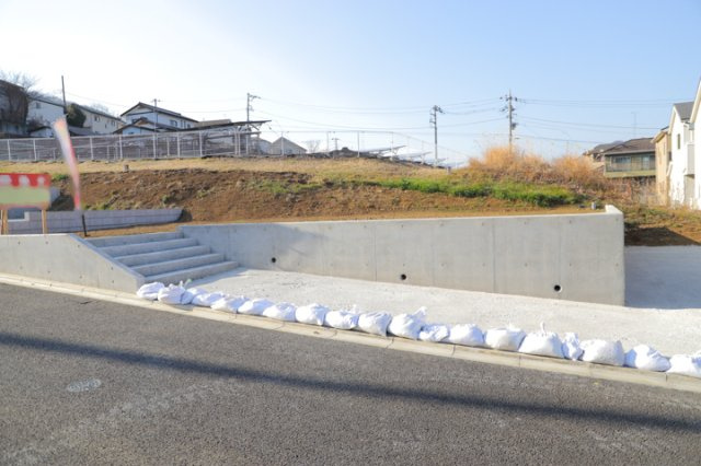 【外観】 | 土地の面積＝住宅面積ではありません。建ぺい率の問題などで、土地のある場所によって住宅を建てられる面積は限られています。高さもしかり、「土地」という言葉の中には、建築条件も含まれると考えておきましょう。