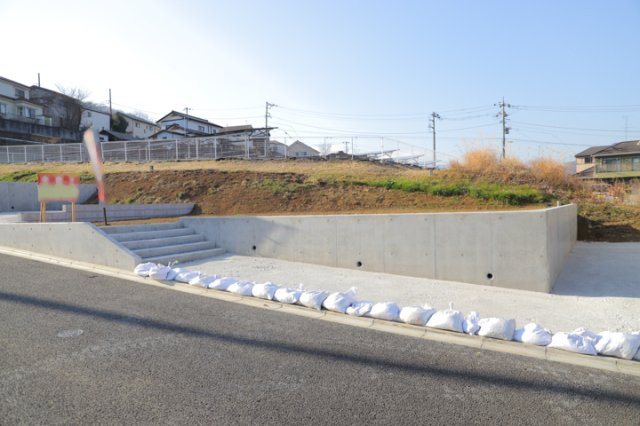 【外観】 | 家を建てる場合、方位は要チェックです。現実的に日当たりのよい家ならばリビングは南側、建築基準法でも北側に当たる家への配慮は求められています。土地を見学に行く際は、方位磁針を持って行くようにしましょう。