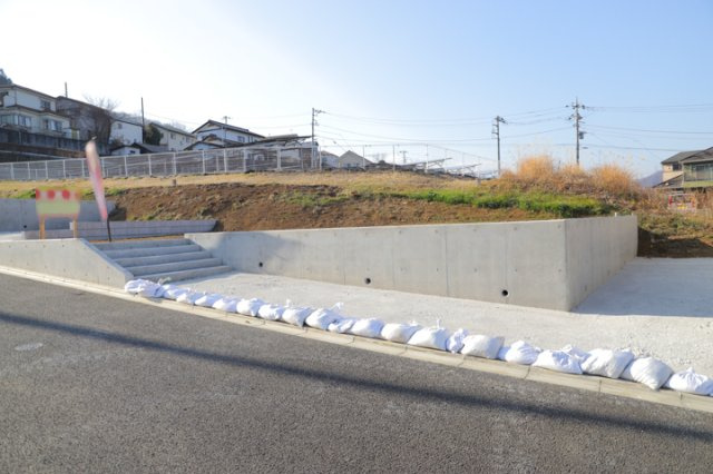 【外観】 | 土地を買う際、住む地域の自治体や福祉の補助制度にも注目してみましょう。子供や老人の医療補助やゴミ出しのルールなど、自治体によってルールに大きな違いがあるため、暮らしやすい土地で判断するとよいでしょう。