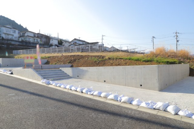 【外観】 | 土地の前の道路に消火栓が設置されていることがあります。この場合、道路交通法第45条第1項により、駐車禁止の場所が指定されています。そのため、車庫などの駐車スペースをつくることができない場合があります。