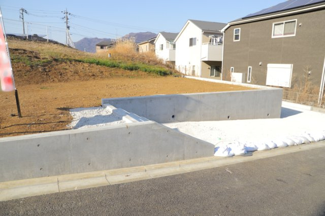 【外観】 | 現地に行くなら、物件の周囲の地形がどうなっているかを見ることも大切です。周辺より低くなっている土地では、大雨などで水が集まりやすいため、地盤が弱くなっているということも考えられるため、注意が必要です。