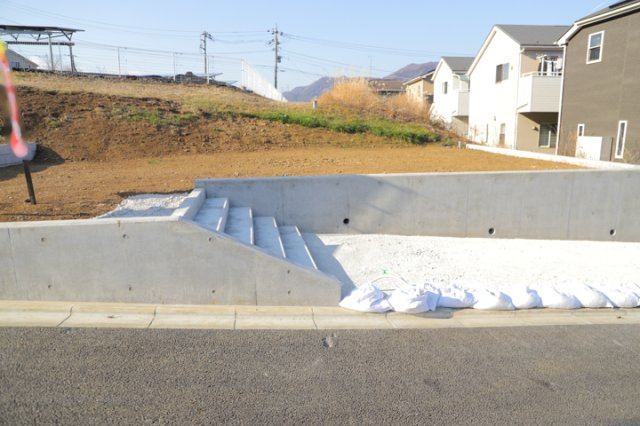 【外観】 | 土地購入を検討されている場合、境界杭がない状態で購入してしまうと境界確定測量をする必要があり、費用がかかります。購入の前に、売主、隣土地所有者立ち合いのもと境界を確定し境界杭を設置するのがベストです。