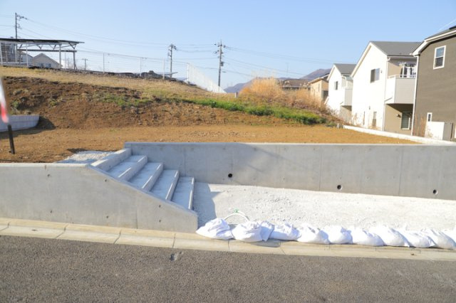 【外観】 | 家を建てる前提で土地を探している場合、地盤の丈夫さは譲れない条件の一つです。地盤が脆弱だと追加工事が必要となります。また、過去に地盤沈下や液状化現象を起こした土地は、できるだけ避けた方がいいでしょう。