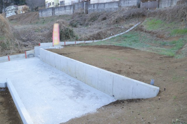 【外観】 | 土地の形が極端に長細かったり、狭小地、あるいは道路との高低差がある傾斜地だった場合、後々売ろうとしても買い手がつかない場合もあります。後々、売却することになった時に価値の下がらない土地を選びましょう。
