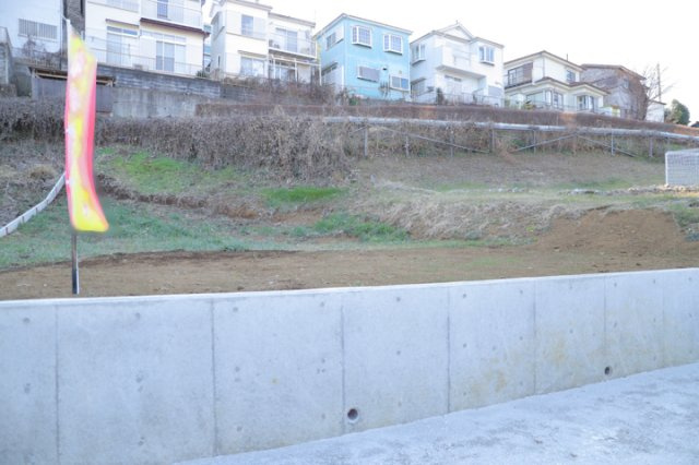【外観】 | 家を建てる場合、方位は要チェックです。現実的に日当たりのよい家ならばリビングは南側、建築基準法でも北側に当たる家への配慮は求められています。土地を見学に行く際は、方位磁針を持って行くようにしましょう。